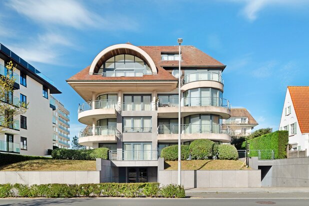 Instapklaar appartement met frontaal zeezicht in het Zoute.
