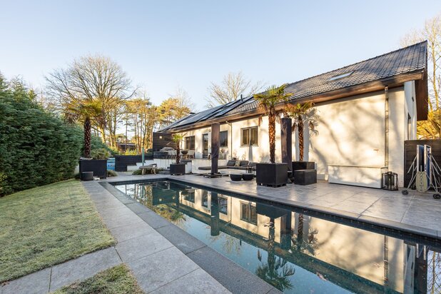 Exclusieve, recente villa met zwembad, drie volledig aparte wooneenheden en tal van extra troeven in het geliefde Vriesdonk.