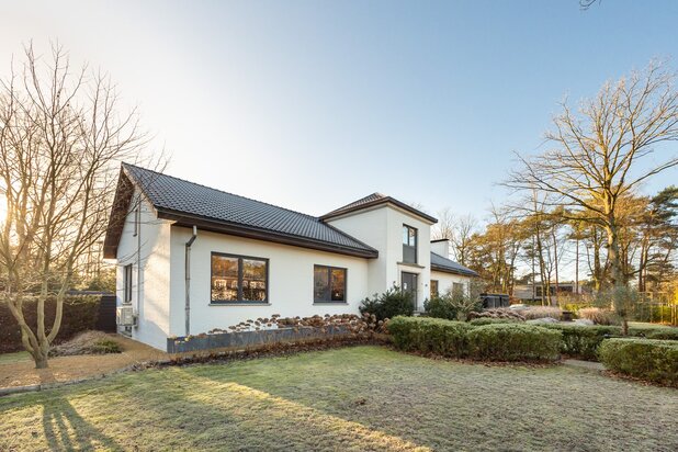 Praktijk aan huis? Exclusieve, recente villa met zwembad, drie volledig aparte wooneenheden en tal van extra troeven in het geliefde Vriesdonk.