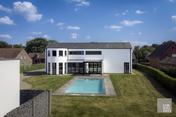 Timeless villa (405 m²) with swimming pool, warehouse, and pasture on 4,858 m²!