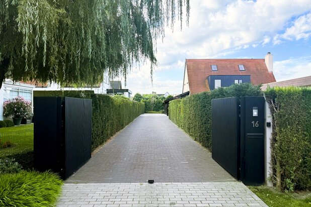 Vernieuwde villa genietend van alle privacy nabij het centrum van Knokke