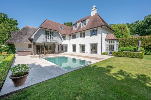 Superbe villa idéalement située dans un environnement calme et verdoyant du Zoute, à quelques pas du Royal Zoute Golf Club