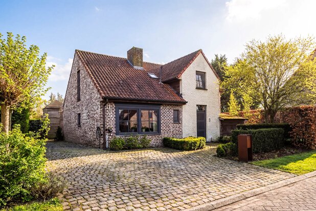 Gezellige woning met een bijgebouw in Engelse cottage-stijl.