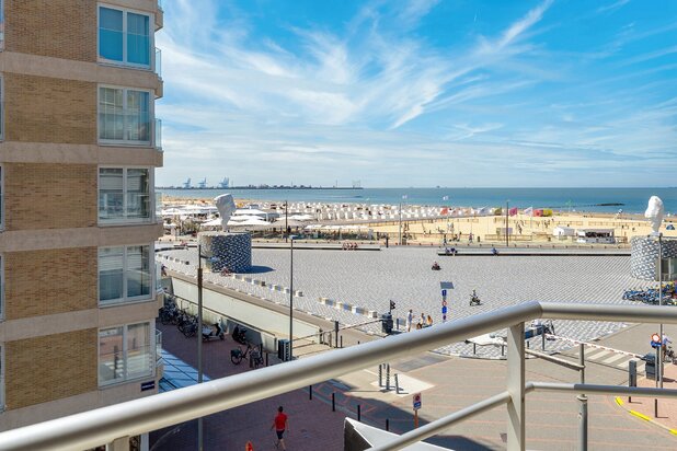 Prachtig zonnig gerenoveerd appartement met zeezicht.