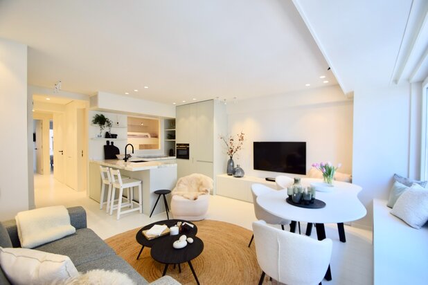 Lichtrijk gerenoveerd appartement nabij de winkels, het strand en de zee.