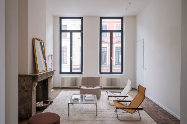 Gerenoveerd tweeslaapkamerappartement met zonnig terras in een voormalige herenwoning, nabij het historisch centrum van Gent.