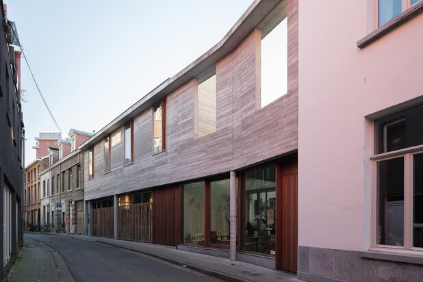 Duplexappartement met twee terrassen naar ontwerp van Marie-Josée Van Hee.