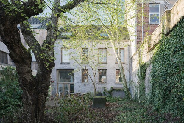 Une habitation singulière qui se distingue par son architecture, sa générosité spatiale et son jardin unique