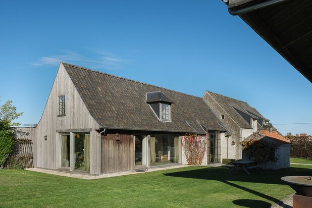 Karaktervolle gerenoveerde hoeve met zwembad en wijngaard op 4.700 m² te Vurste