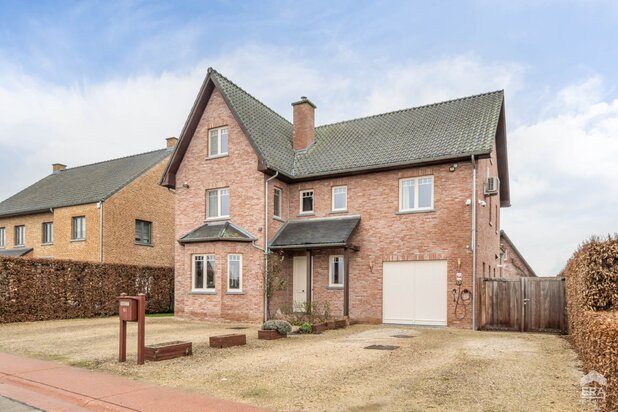 Villa prête à emménager avec piscine à Geetbets