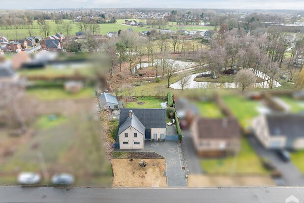 Ruime gezinswoning met bureel en garage in Berbroek.