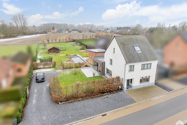 Perfect instapklare gezinswoning met prachtige zwemvijver.