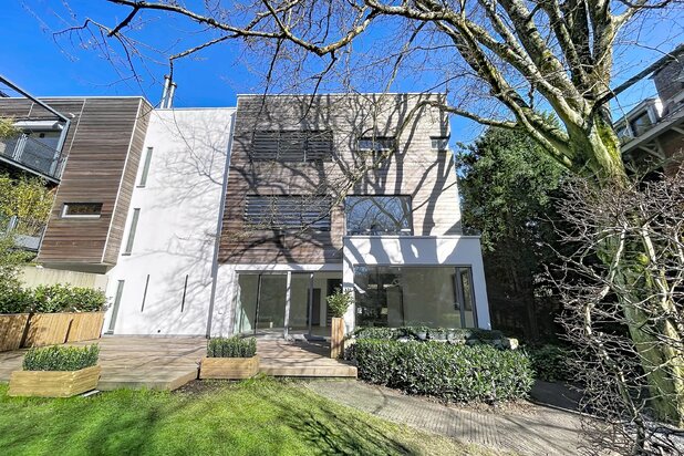 Hamoir- Gerenoveerd onder architectuur gebouwd huis badend in het licht