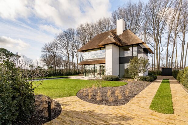 Exceptional villa with lake view