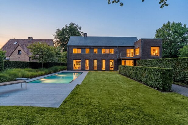 Moderne villa op riant perceel van ca. 1.570 m² met 4 slaapkamers en 2 badkamers 