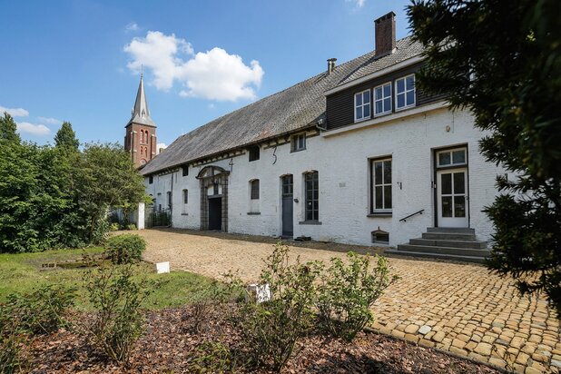 Uitzonderlijk vastgoed: 2 woningen, schuur en bouwgrond