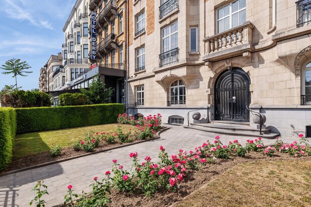 Stunning 4-bdr ground floor apt in a Haussmann-style building