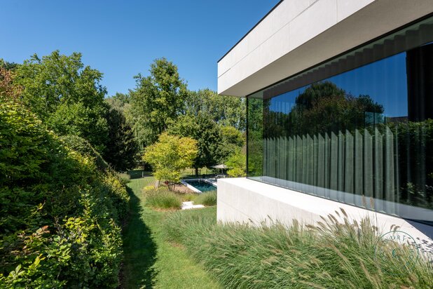 Pure architectuur met serene vijverzichten