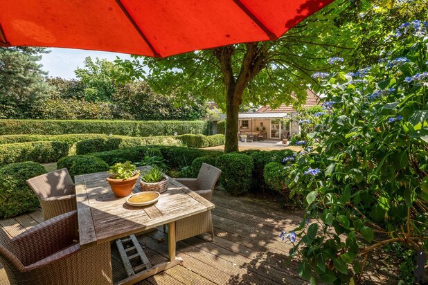 Charmante woning met parktuin en achteringang op 3.606 m².