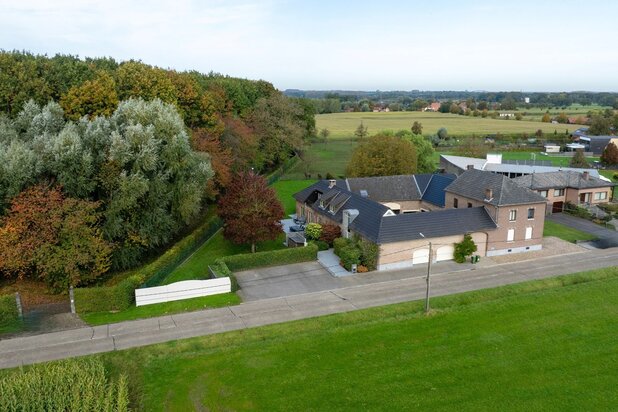 Karaktervolle hoeve met 481 m² bewoonbare oppervlakte in een groene en rustige omgeving