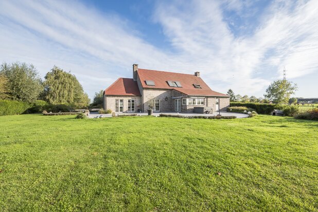 Unieke villa met ruim bijgebouw op toplocatie in Belsele!