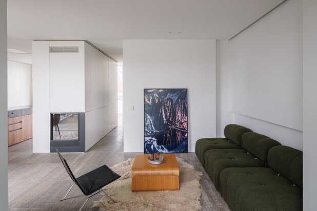 Penthouse duplex haut de gamme avec trois terrasses, situé dans un immeuble architectural d’exception conçu par le bureau Element Architecten.