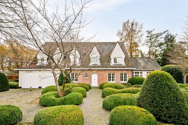 Villa intemporelle sur 2 162 m² avec un magnifique jardin aménagé et une dépendance.