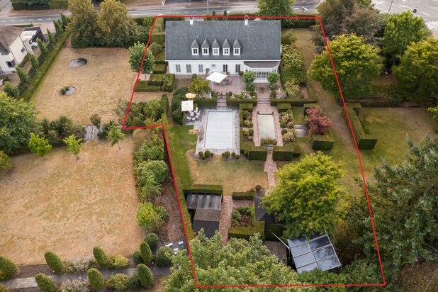 Goed onderhouden villa met zwembad en vijver op ca. 1.868 m²