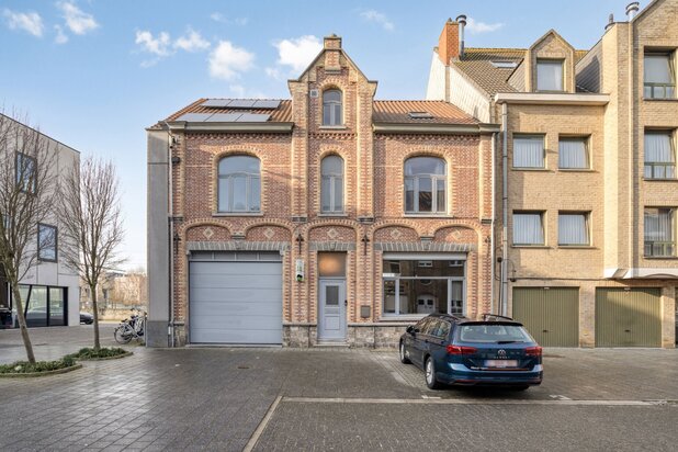 Karaktervolle halfopen herenwoning met 6 slaapkamers en tal van mogelijkheden in het hart van Ieper