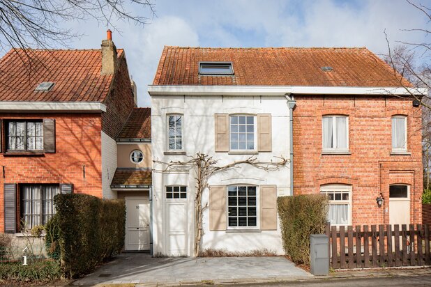 Charmante, volledig gerenoveerde woning met privatieve tuin in hartje Latem