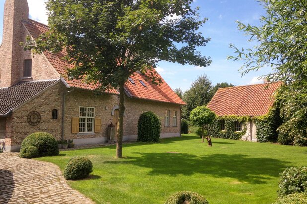 Beautifully situated house among fields with numerous outbuildings