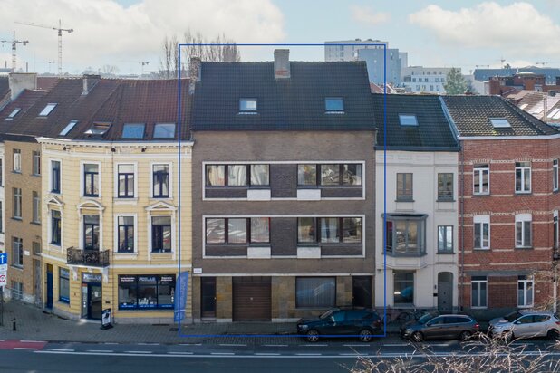 Ruim te renoveren woning met garage en zuidgerichte tuin op een boogscheut van het stadscentrum.