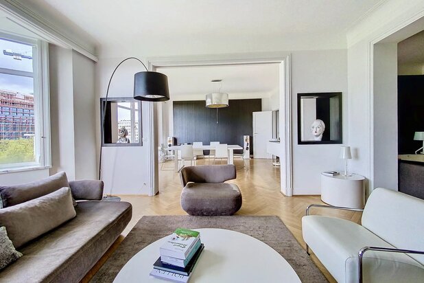 Large renovated apartment, 4 bedrooms