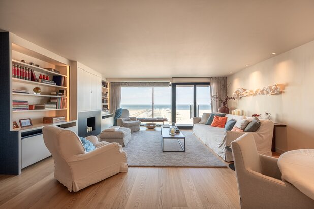 Prachtig appartement met frontaal zeezicht gelegen in hartje het Zoute met 6 meter gevelbreedte.