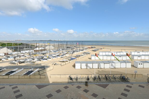Instapklaar 2-slaapkamerappartement met frontaal zeezicht in een recent gebouw op de zeedijk te Duinbergen.