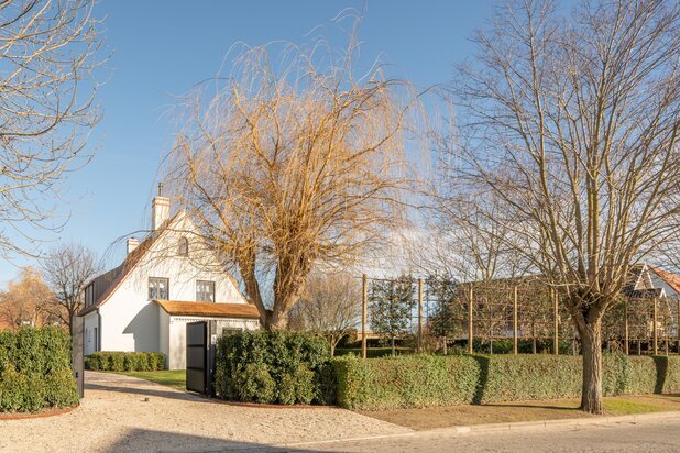 Stijlvol gerenoveerde villa op een ruim perceel in een residentiële villawijk nabij het centrum van Knokke