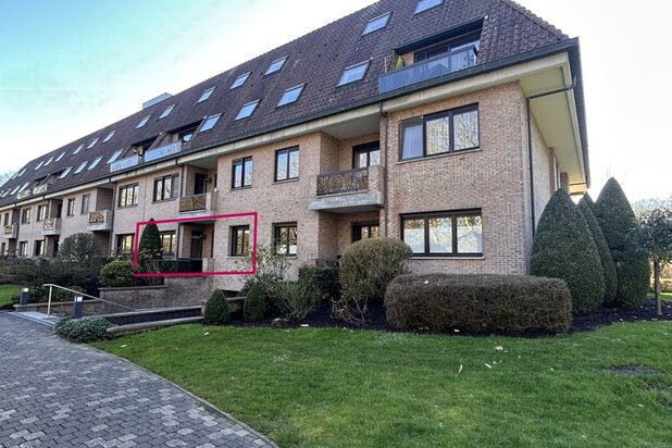 Adembenemend uitzicht vanuit dit luxueuze 2 slaapkamer appartement op het gelijkvloers in een afgeschermd domein