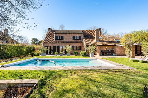 Hoeve met 4 slk en dubbele garage op 5.043m² te Lier