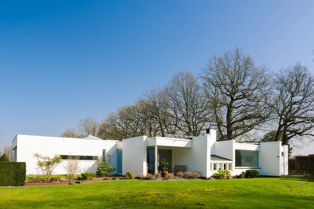 Architecturale lichtrijke seventies villa met prachtige tuin
