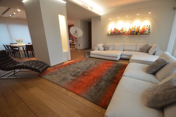 Exclusieve gemeubelde penthouse in loftstijl met dubbel garagestandplaats en bewoonbare opp van 226 m2 , gevelbr. 22 m, 90 m2 terras te Oostende op 50 meter van zee en casino.