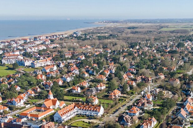 Villa jumelée avec jardin en position de choix dans le Zoute