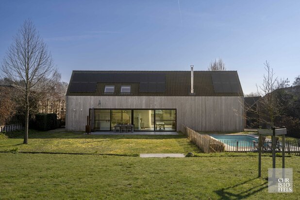 Exclusieve vierkantshoeve met buitenzwembad en vrij uitzicht op perceel van 3.213m²