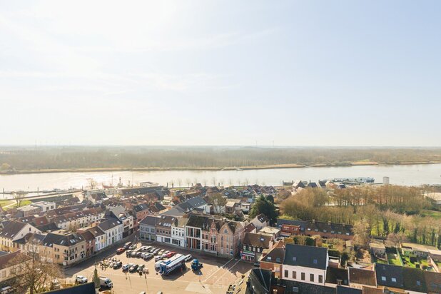 Opbrengsteigendom met handelsgelijkvloers, 3 appartementen & loods