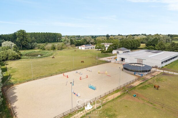Prachtige villa met hippische accommodatie en graslanden op +/- 9 ha