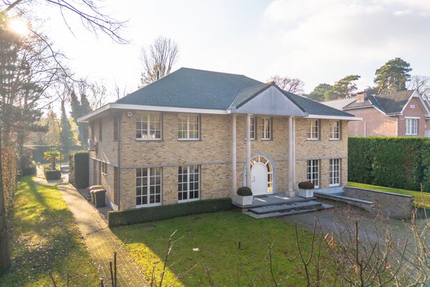 Lichtrijke, ruime villa met 6 garages op toplocatie vlakbij het centrum van Heide.