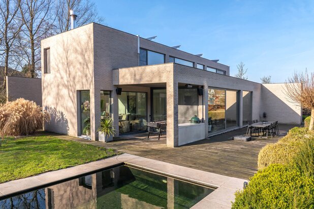 Luxueuze moderne villa met zwemvijver en prachtig poolhouse
