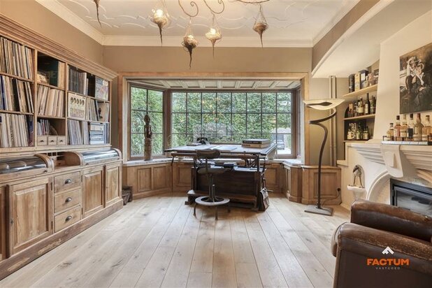 Meesterwoning met kantoren, magazijn en bouwgrond