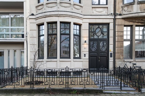 Prestigieuze en totaalgerenoveerde herenwoning.