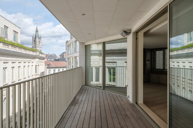 Luxueus tweeslaapkamerappartement met ruim terras en centrale ligging aan de Kouter.