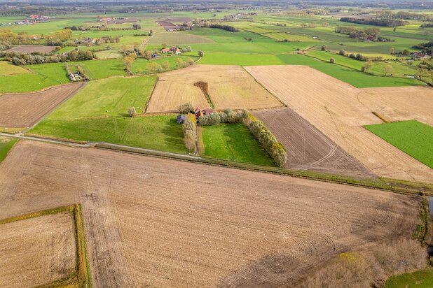 Unieke landelijke hoeve op een perceel van 1ha, gelegen in een rustige doodlopende straat nabij Knokke en Brugge.